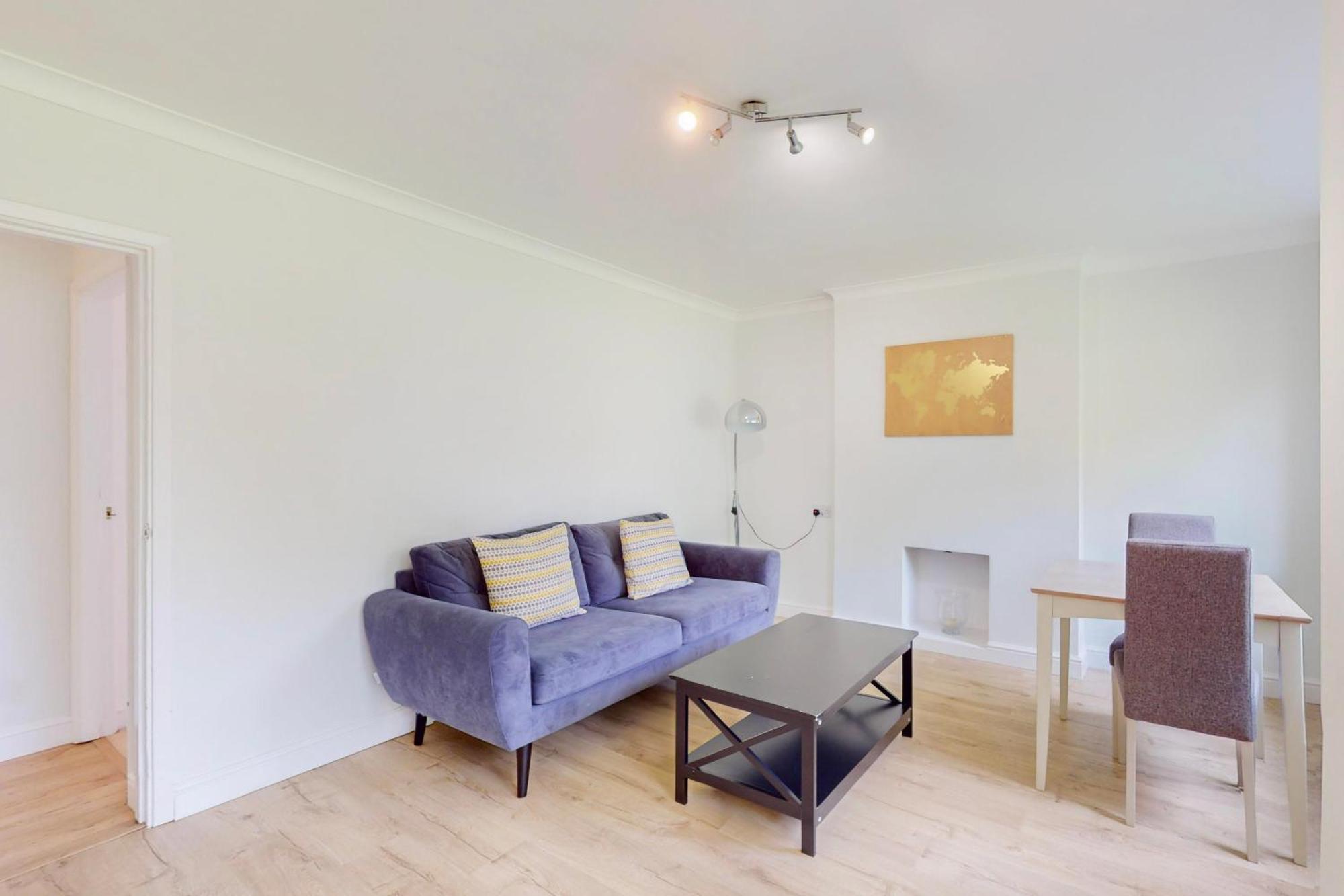 Apartment Lovely 2 Bed With Balcony Near East Putney Station *