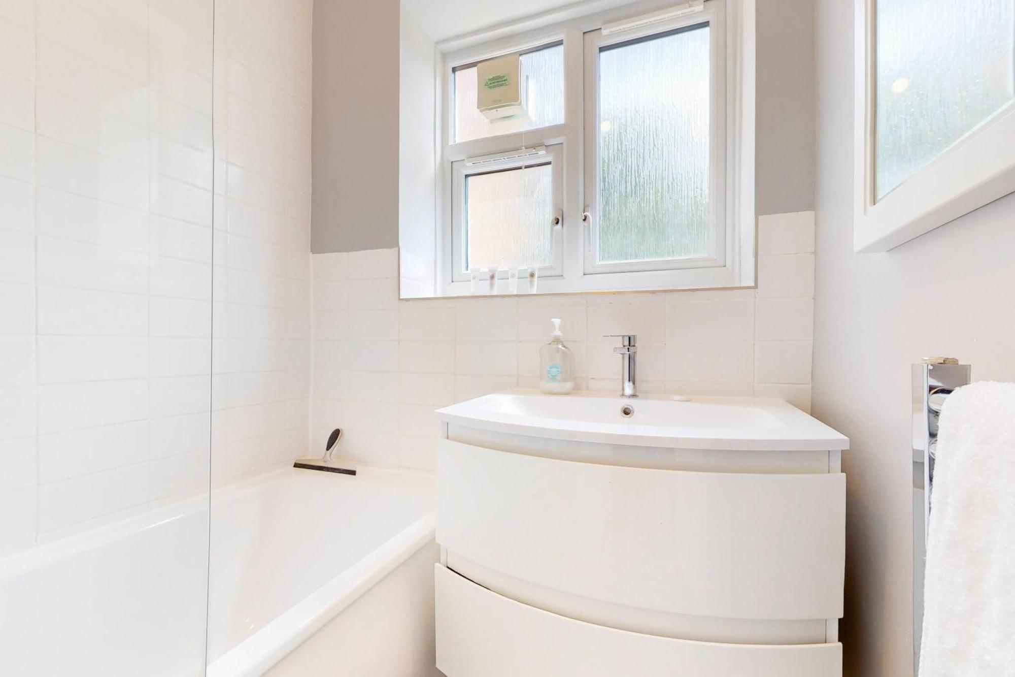 Lovely 2 Bed With Balcony Near East Putney Station Apartment *