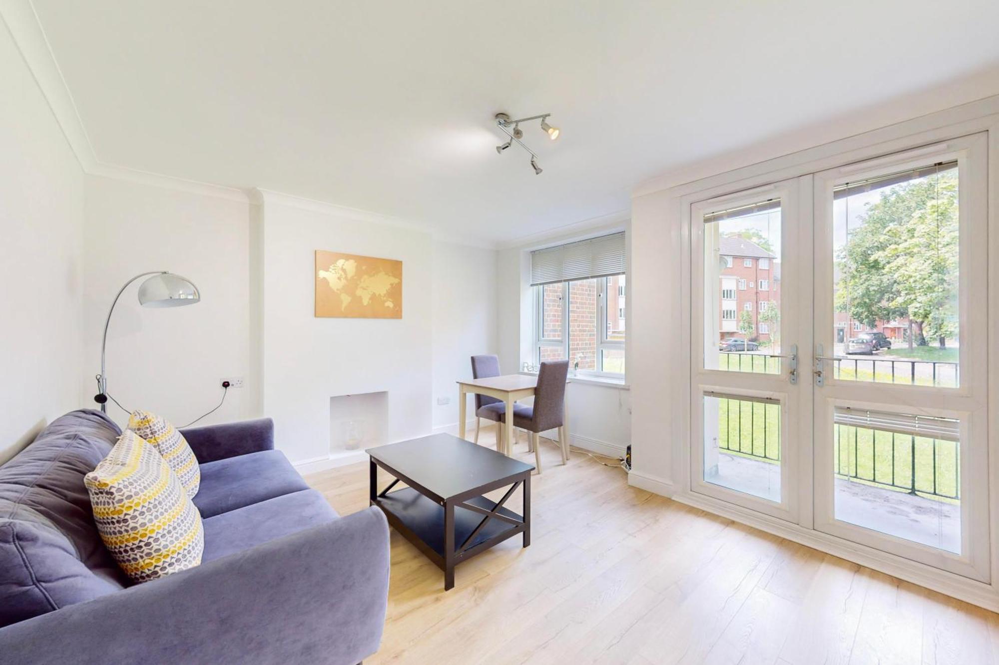 Lovely 2 Bed With Balcony Near East Putney Station Apartment *