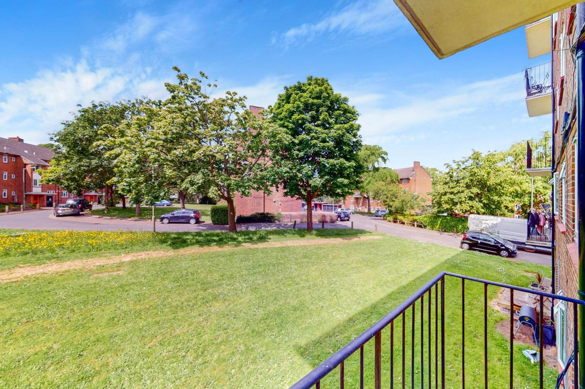 Lovely 2 Bed With Balcony Near East Putney Station *