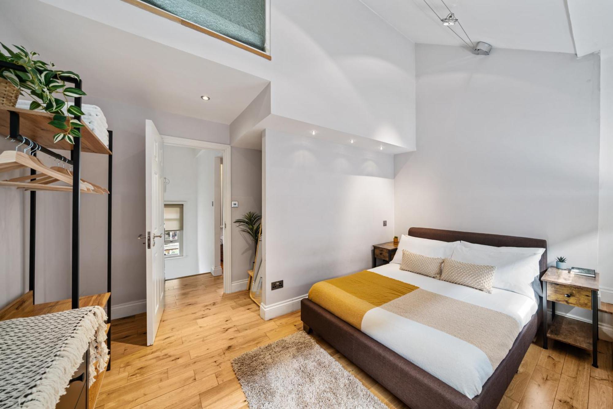 Hidden Gem In Location - Beautiful 2 Bed Apartamento