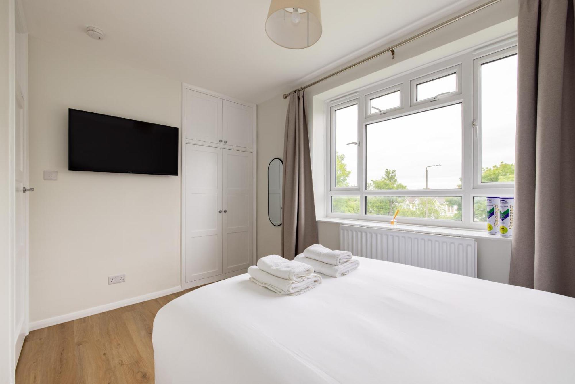 Apartment Penthousestays Wimbledon - Chic 2 Bedroom King Bed With Balcony - 2 Mins From Wimbledon Tennis Club And Museum - Aeltc *