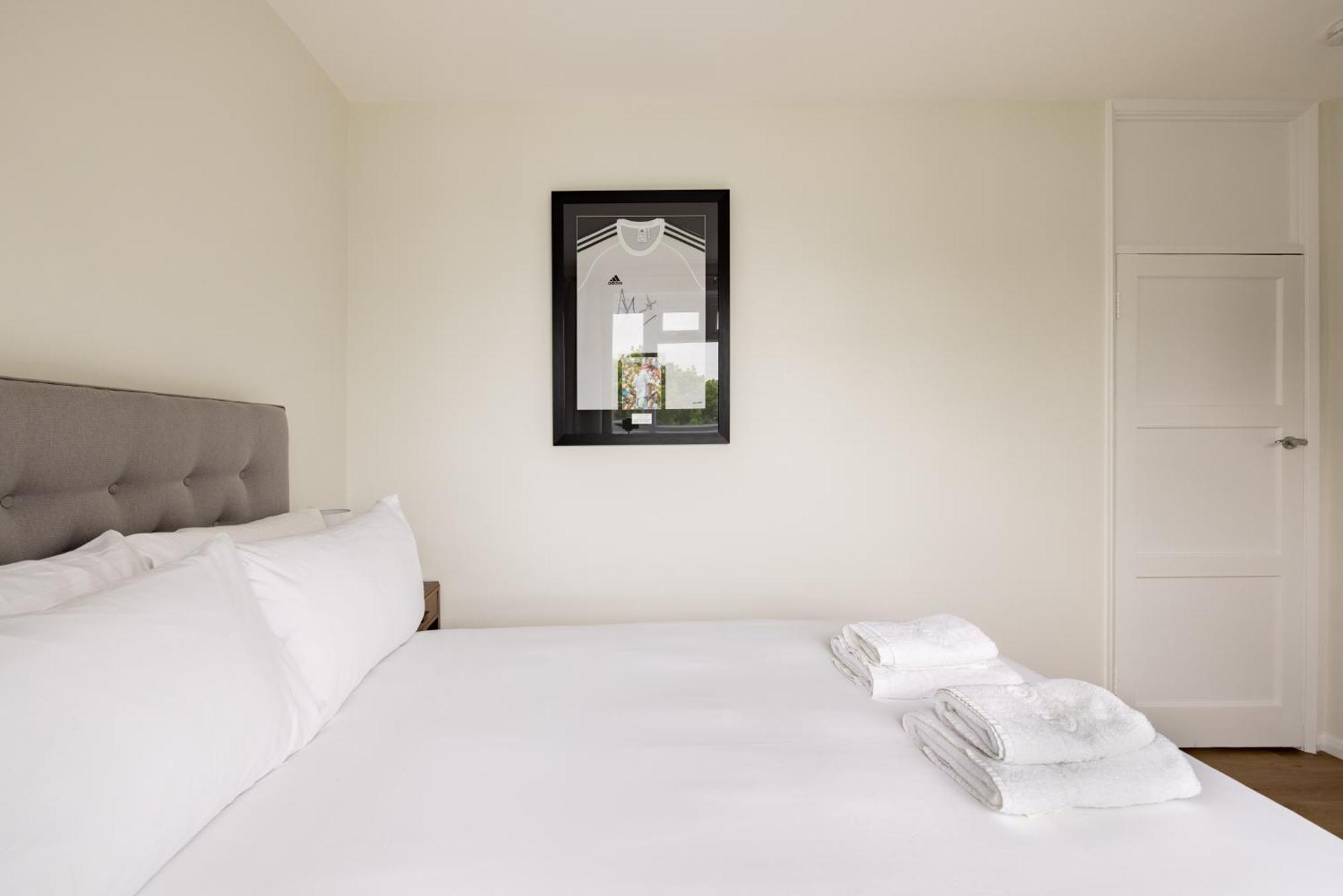 Penthousestays Wimbledon - Chic 2 Bedroom King Bed With Balcony - 2 Mins From Wimbledon Tennis Club And Museum - Aeltc Apartment *