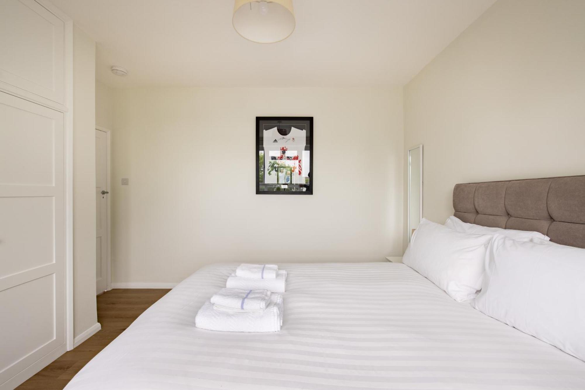 Apartment Penthousestays Wimbledon - Chic 2 Bedroom King Bed With Balcony - 2 Mins From Wimbledon Tennis Club And Museum - Aeltc *