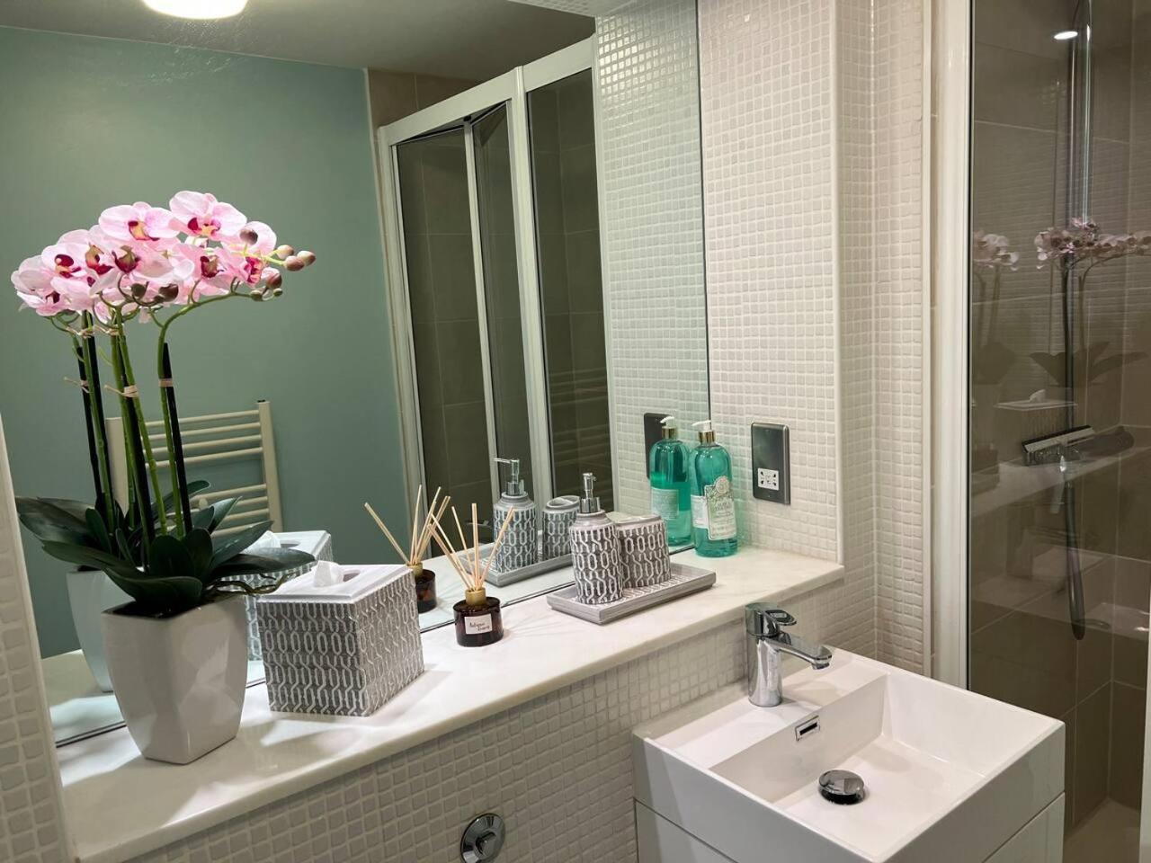 Stylish Flat Near Apartment *