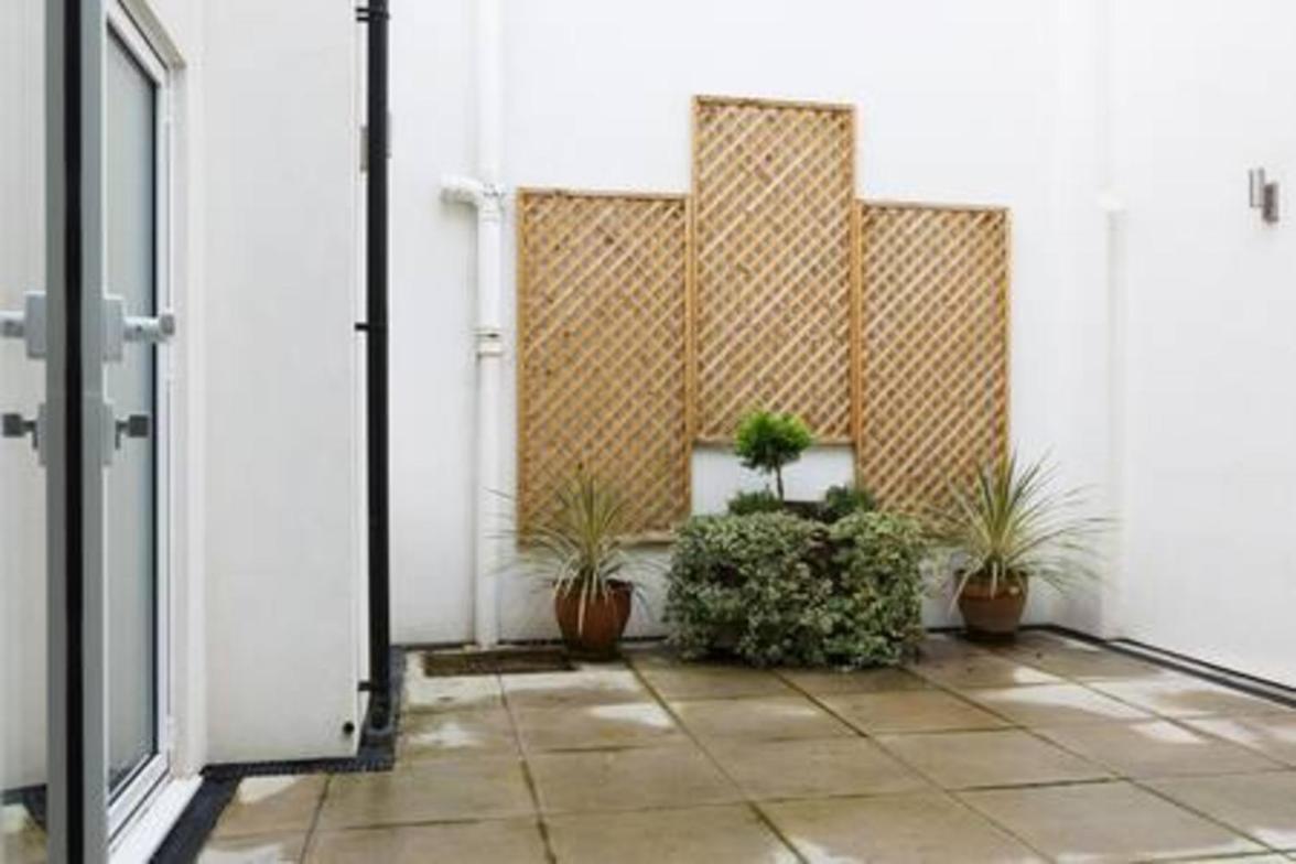 Modern And Large Oasis Flat In Camden With Patio