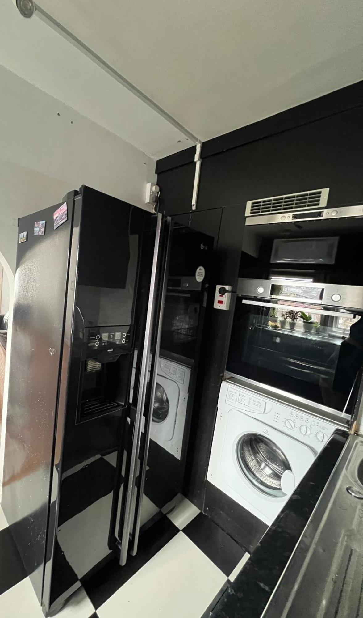 Apartamento 2 Bedroom Flat In Zone 1 East With Parking Londres