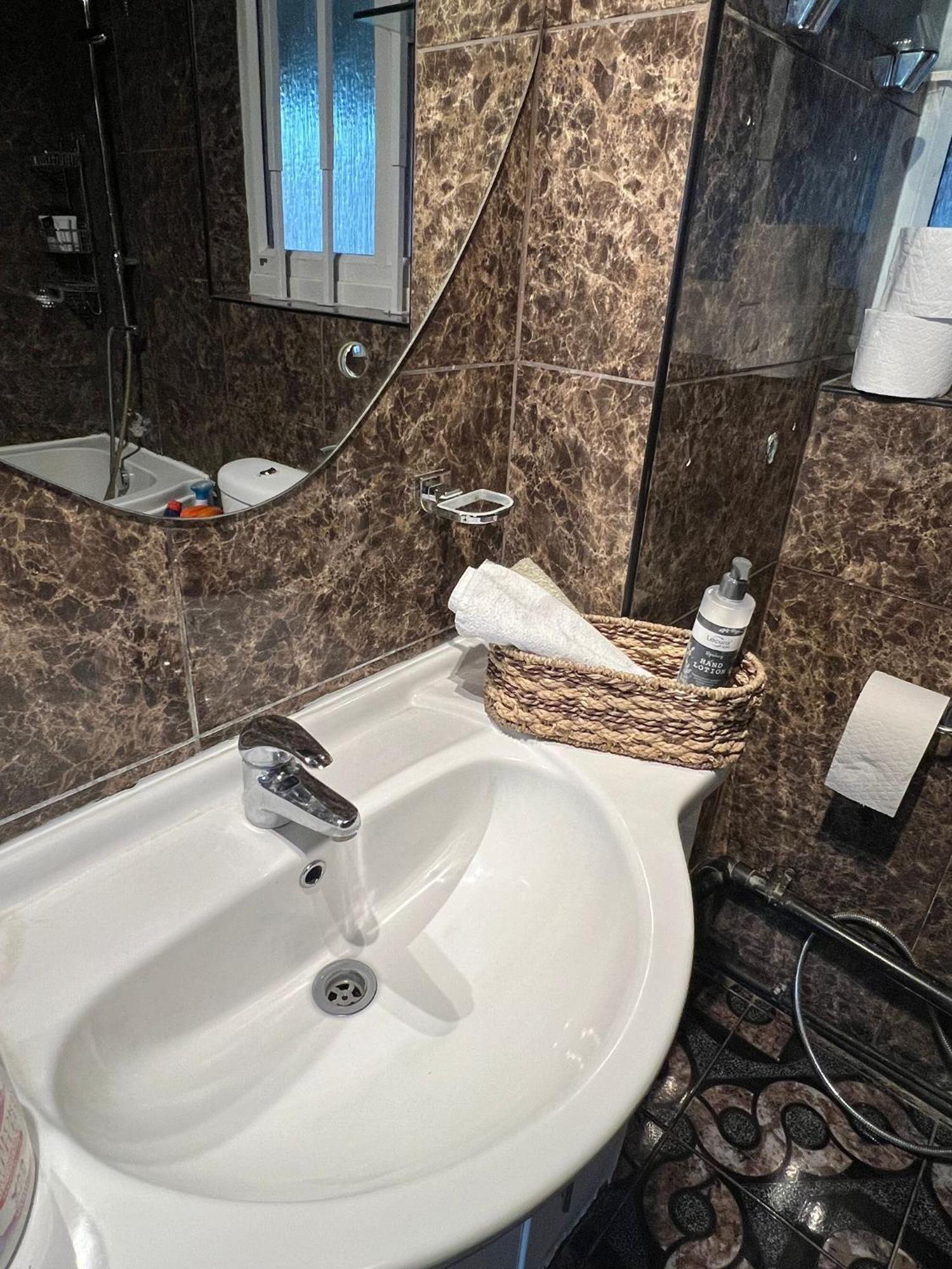 2 Bedroom Flat In Zone 1 East With Parking * Londres