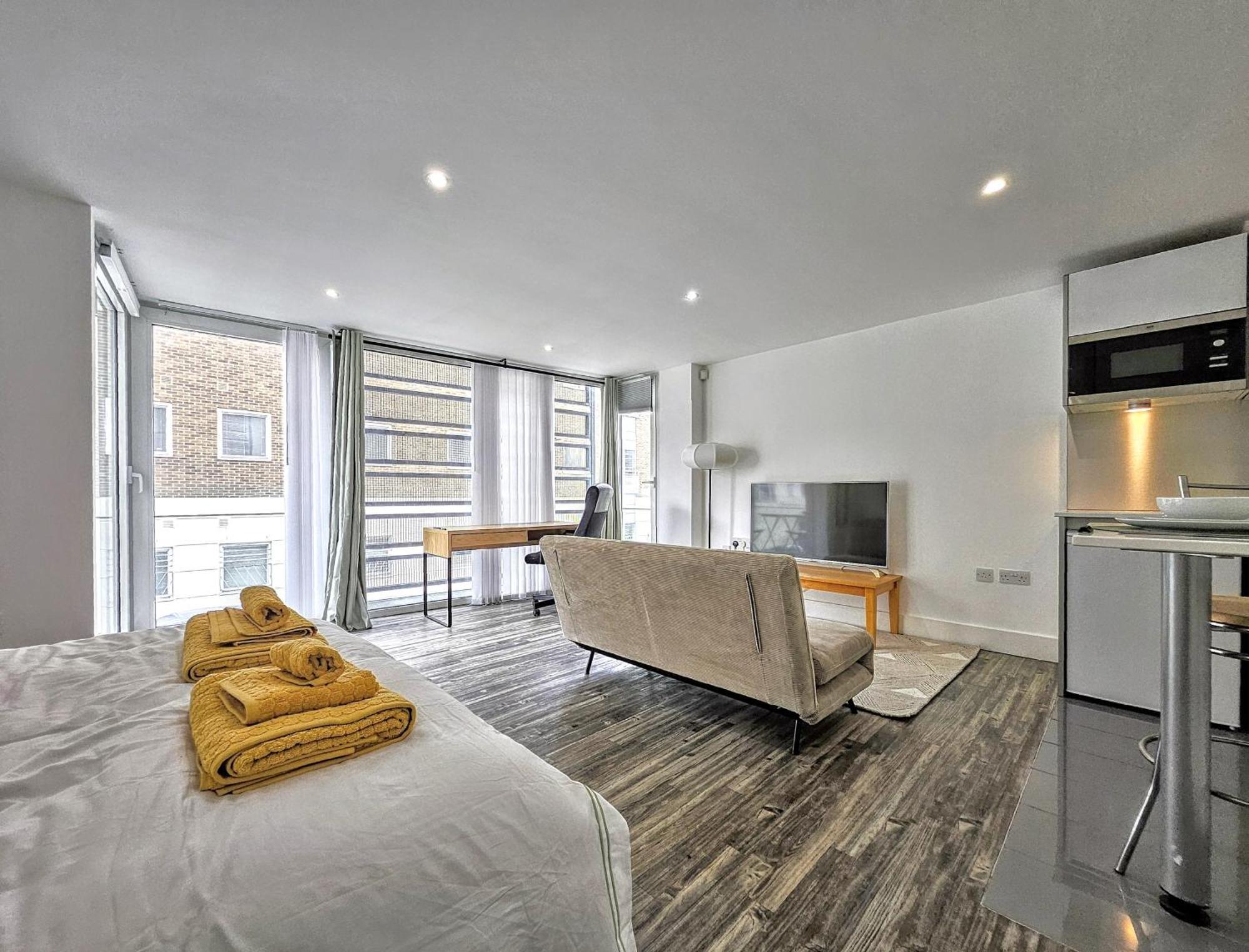 Waterside, Old Street, Angel, Entire Private Londen