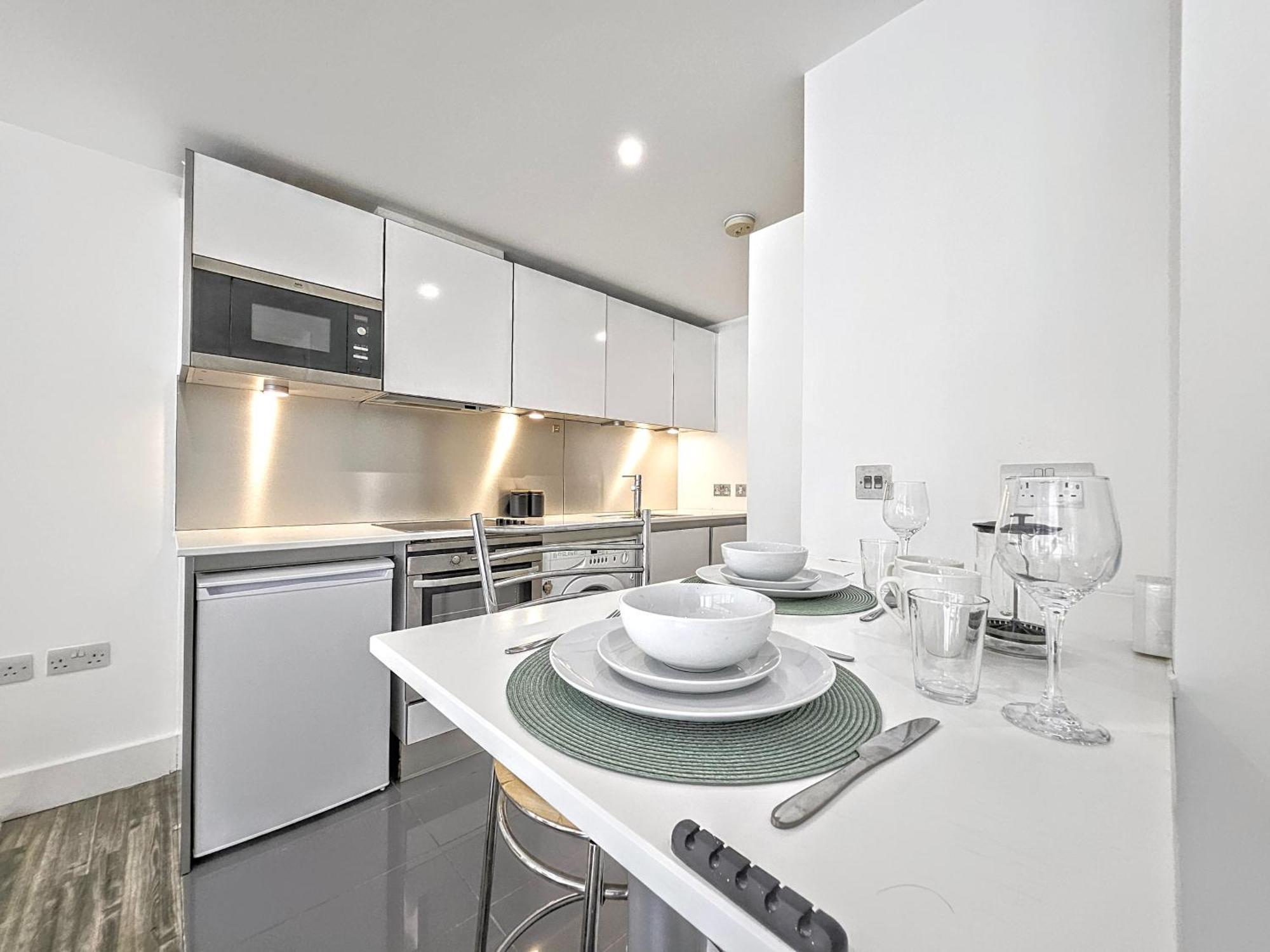 Waterside, Old Street, Angel, Entire Private Londen