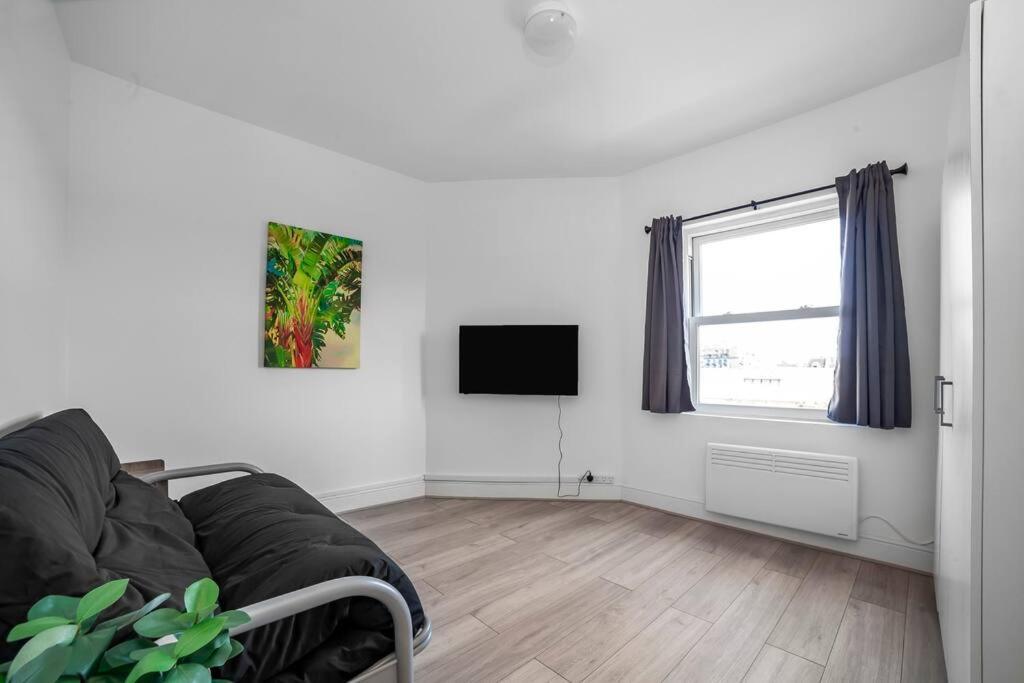 Stylish 2-bed By Tower Of