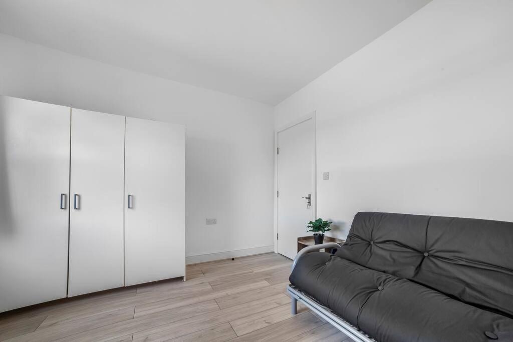 Stylish 2-bed By Tower Of Appartement *