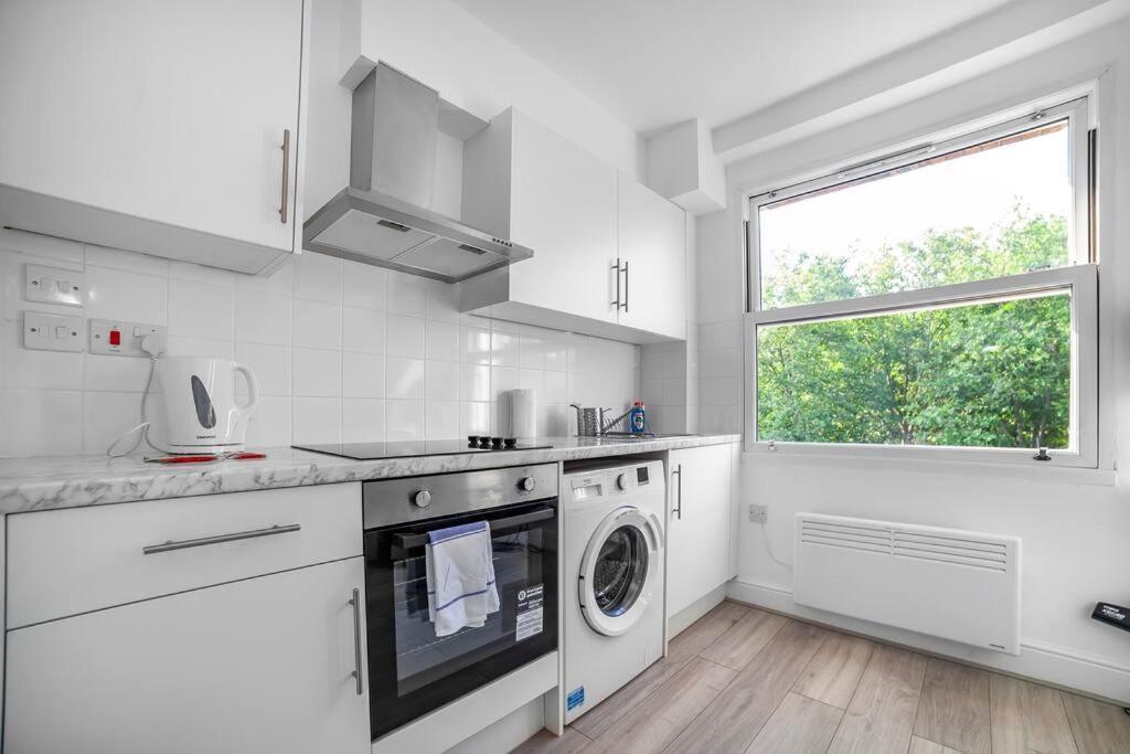 Stylish 2-bed By Tower Of Appartement
