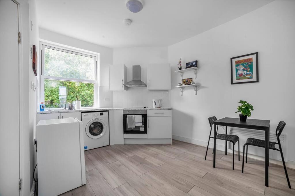 Charming Semi 1-bed Walk To Tower Of Leilighet London