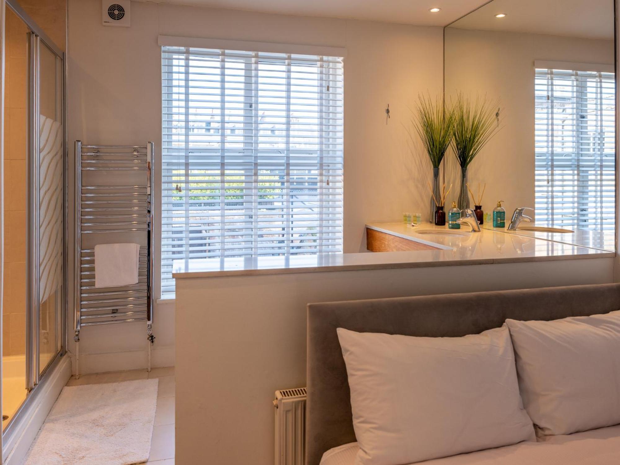 Pass The Keys Hidden Gem Overlooking Movie Set Appartement Londen