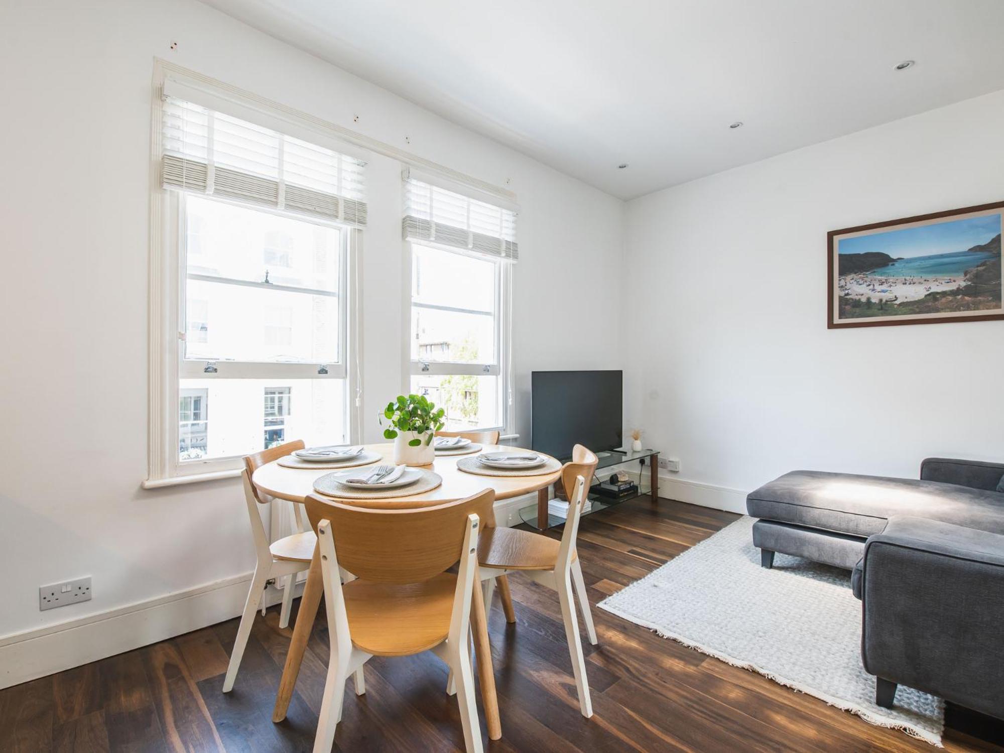 Appartement Pass The Keys Hidden Gem Overlooking Movie Set Londen