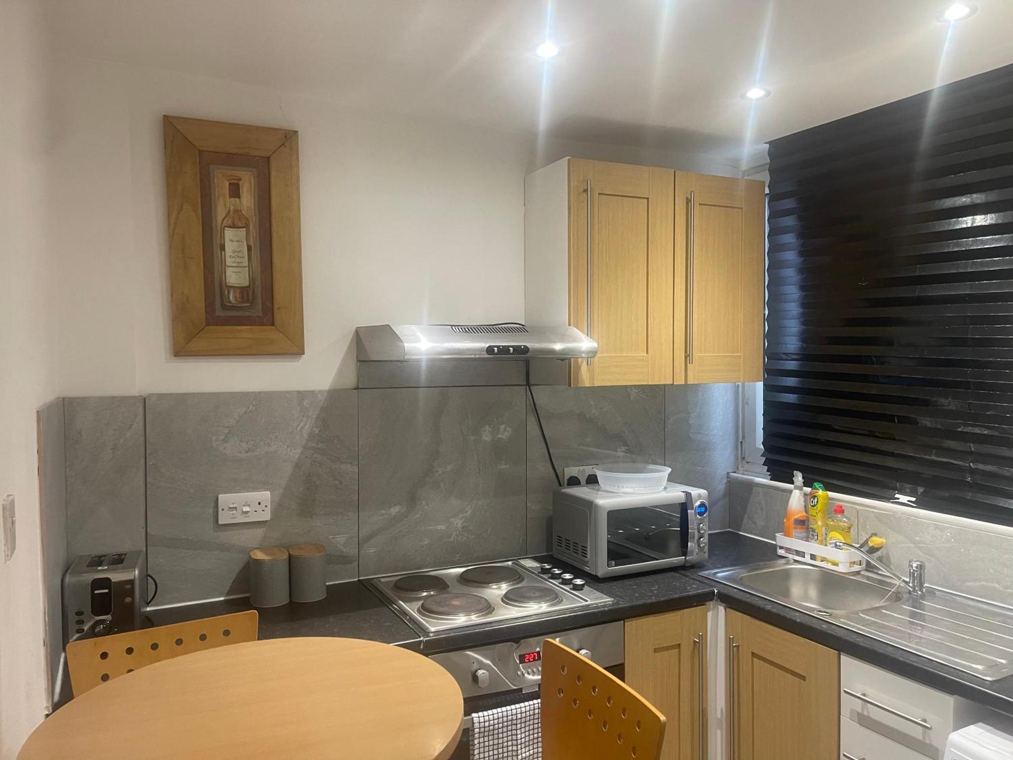 Lovely 1 Bedroom Flat 5 Minutes Walk From Station Apartment