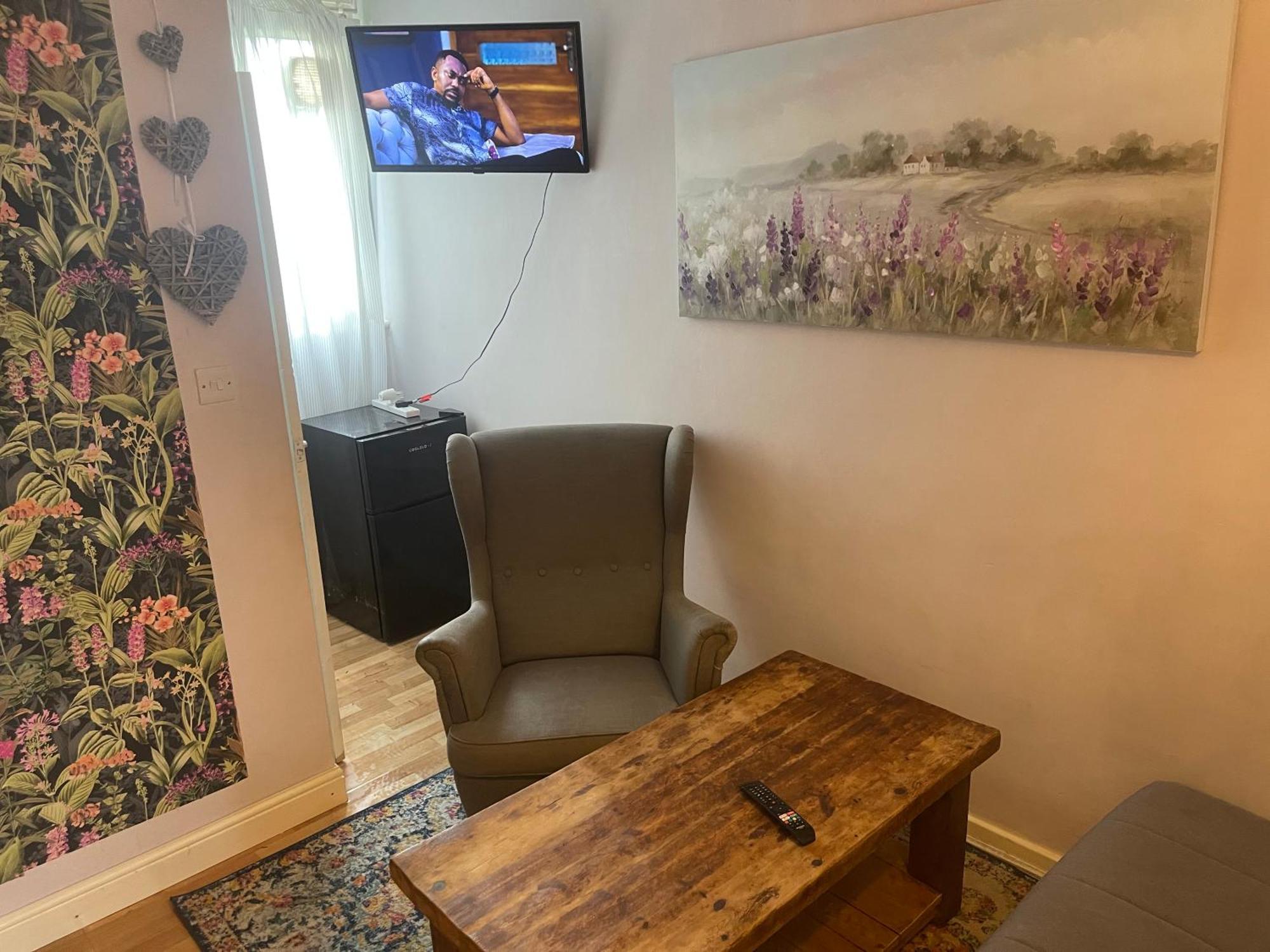 Lovely 1 Bedroom Flat 5 Minutes Walk From Station Apartment
