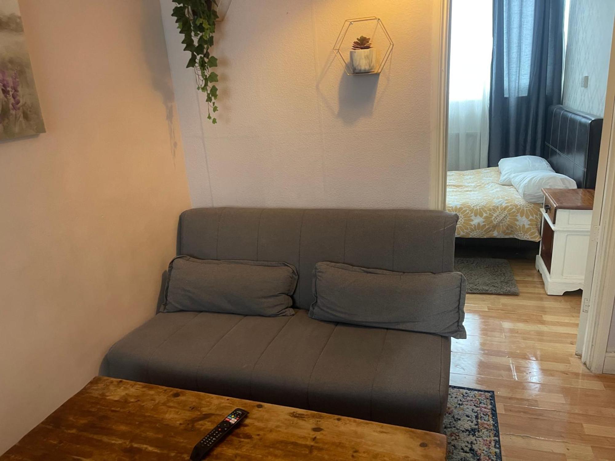 Lovely 1 Bedroom Flat 5 Minutes Walk From Station Apartment London