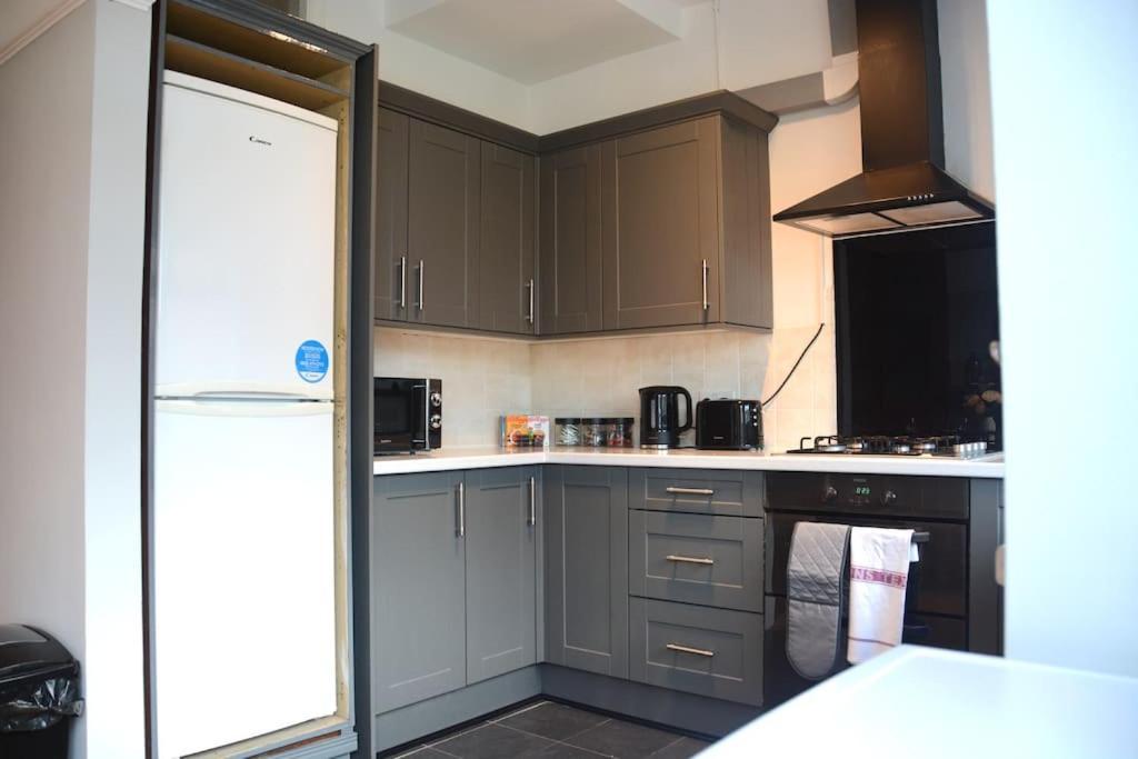 3 Bed House In The Heart Of Palmers Green, Ferienhaus