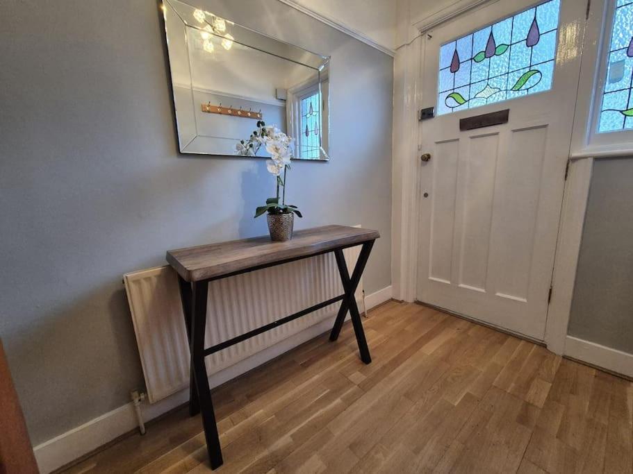 3 Bed House In The Heart Of Palmers Green, Ferienhaus *