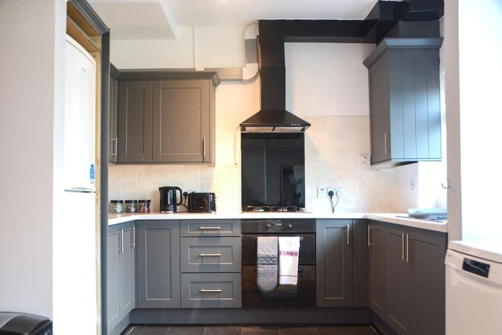 3 Bed House In The Heart Of Palmers Green, Ferienhaus