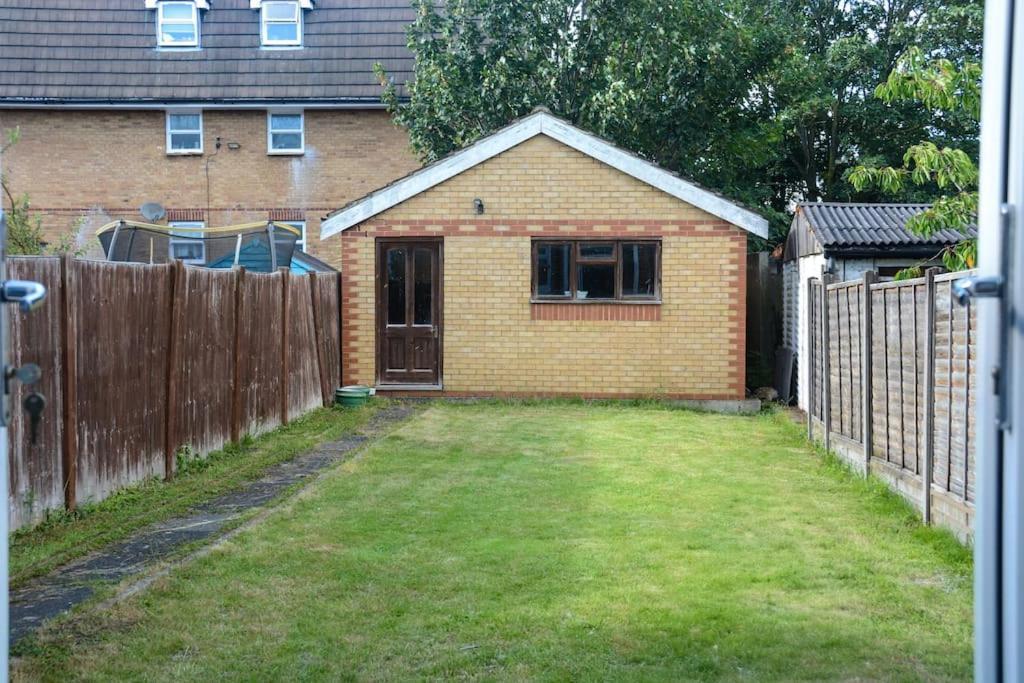 3 Bed House In The Heart Of Palmers Green, Ferienhaus