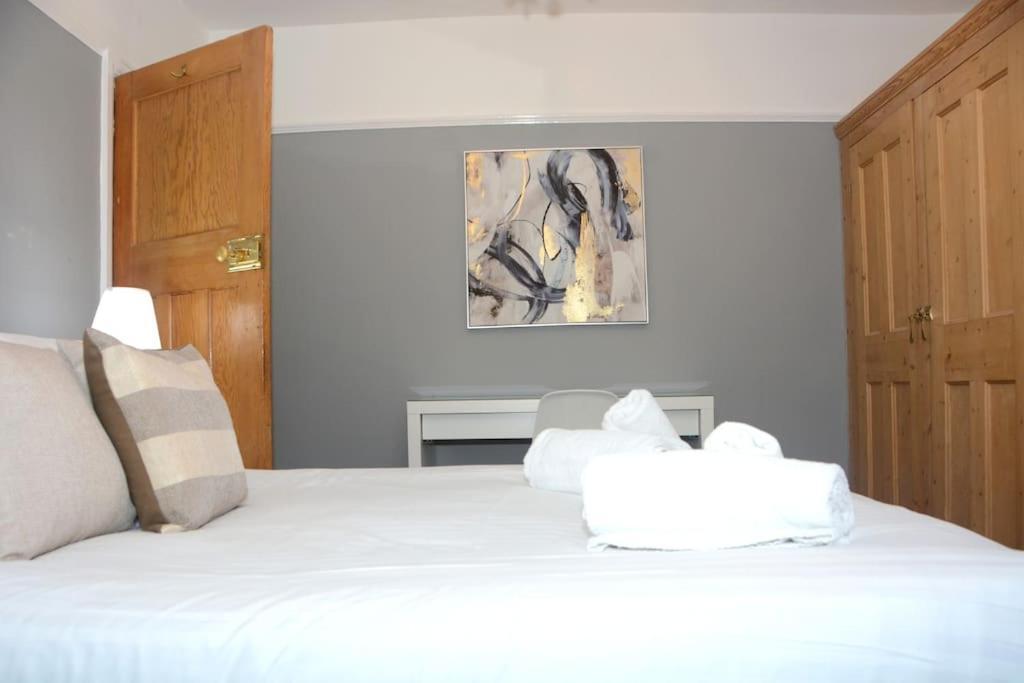3 Bed House In The Heart Of Palmers Green, Ferienhaus *
