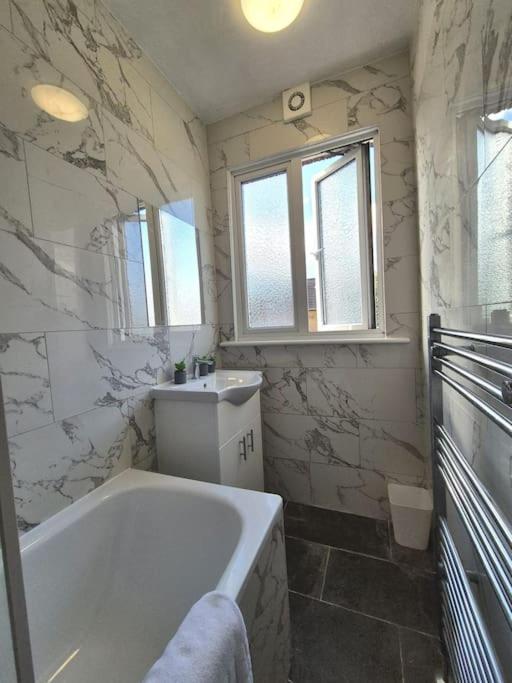 3 Bed House In The Heart Of Palmers Green, Ferienhaus
