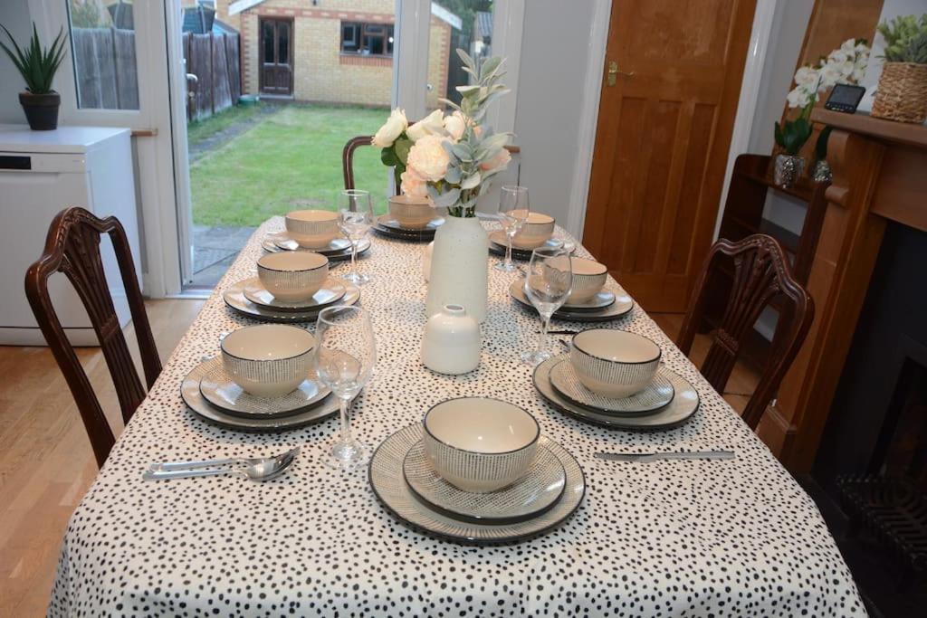 3 Bed House In The Heart Of Palmers Green, Ferienhaus *