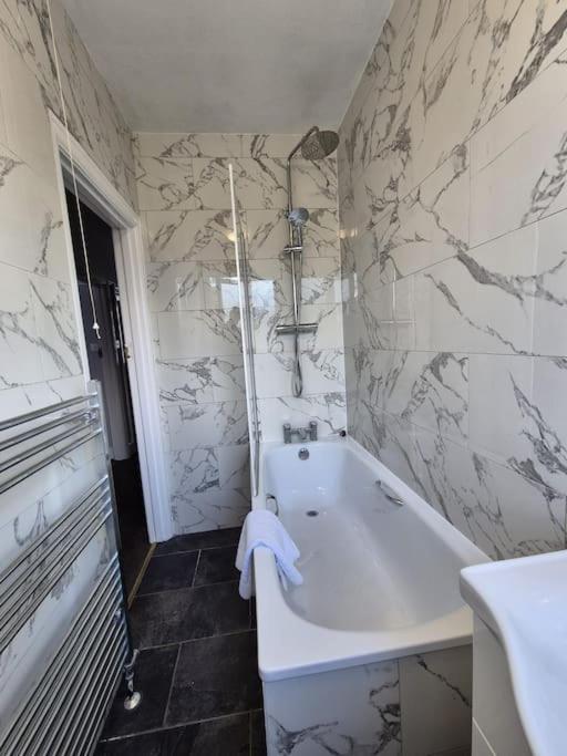 3 Bed House In The Heart Of Palmers Green, Ferienhaus London
