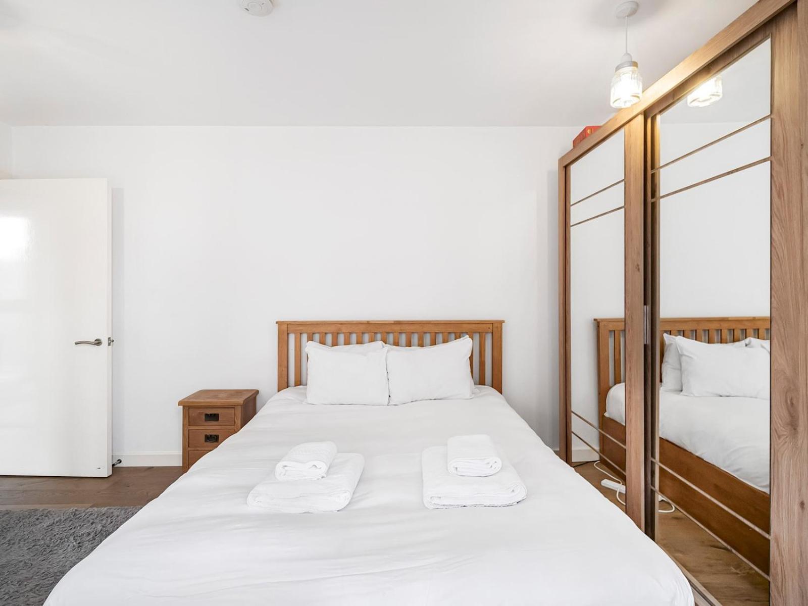 Modern Flat With Balcony Pass The Keys Apartment London