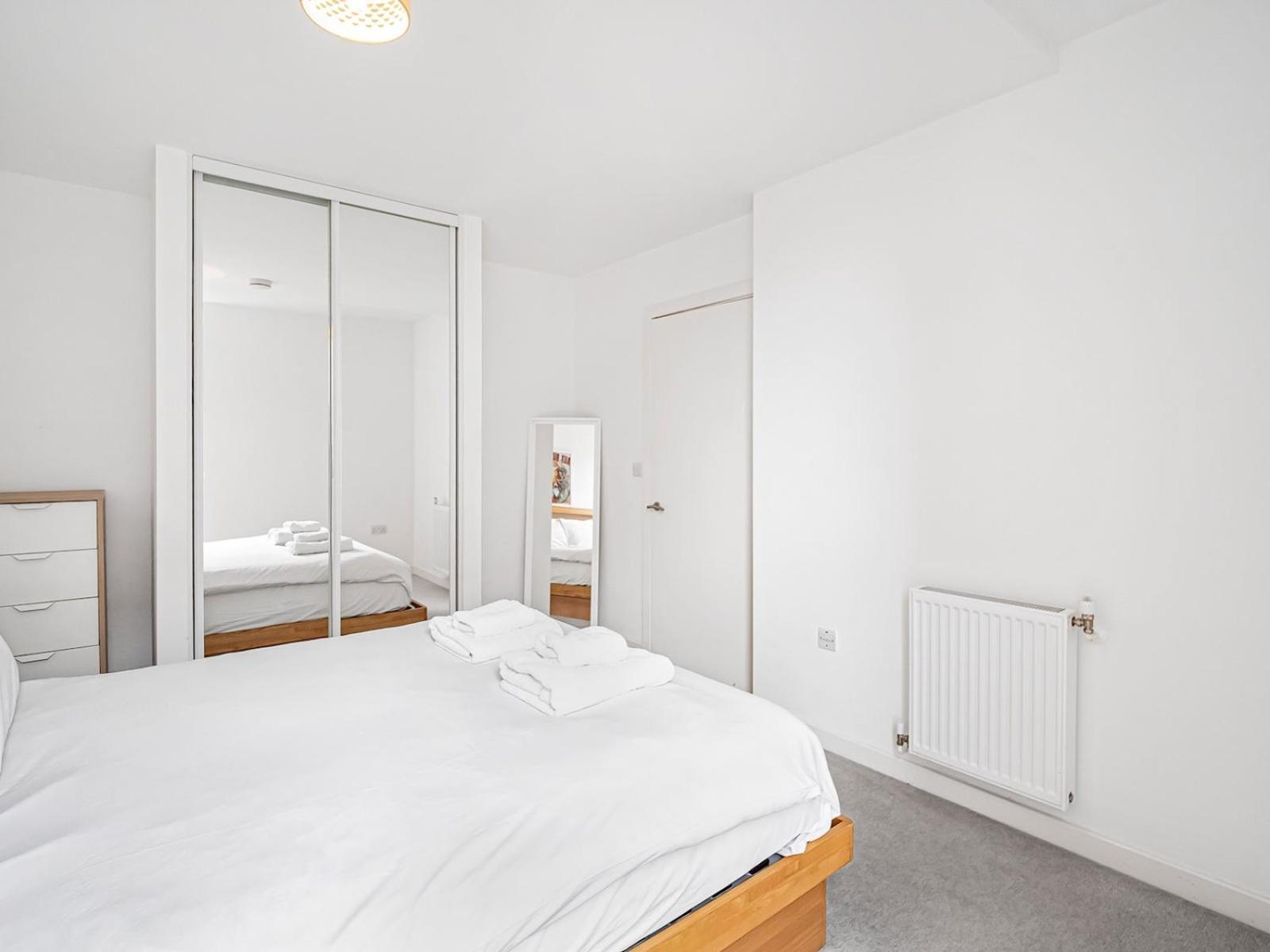 Apartment Modern Flat With Balcony Pass The Keys *