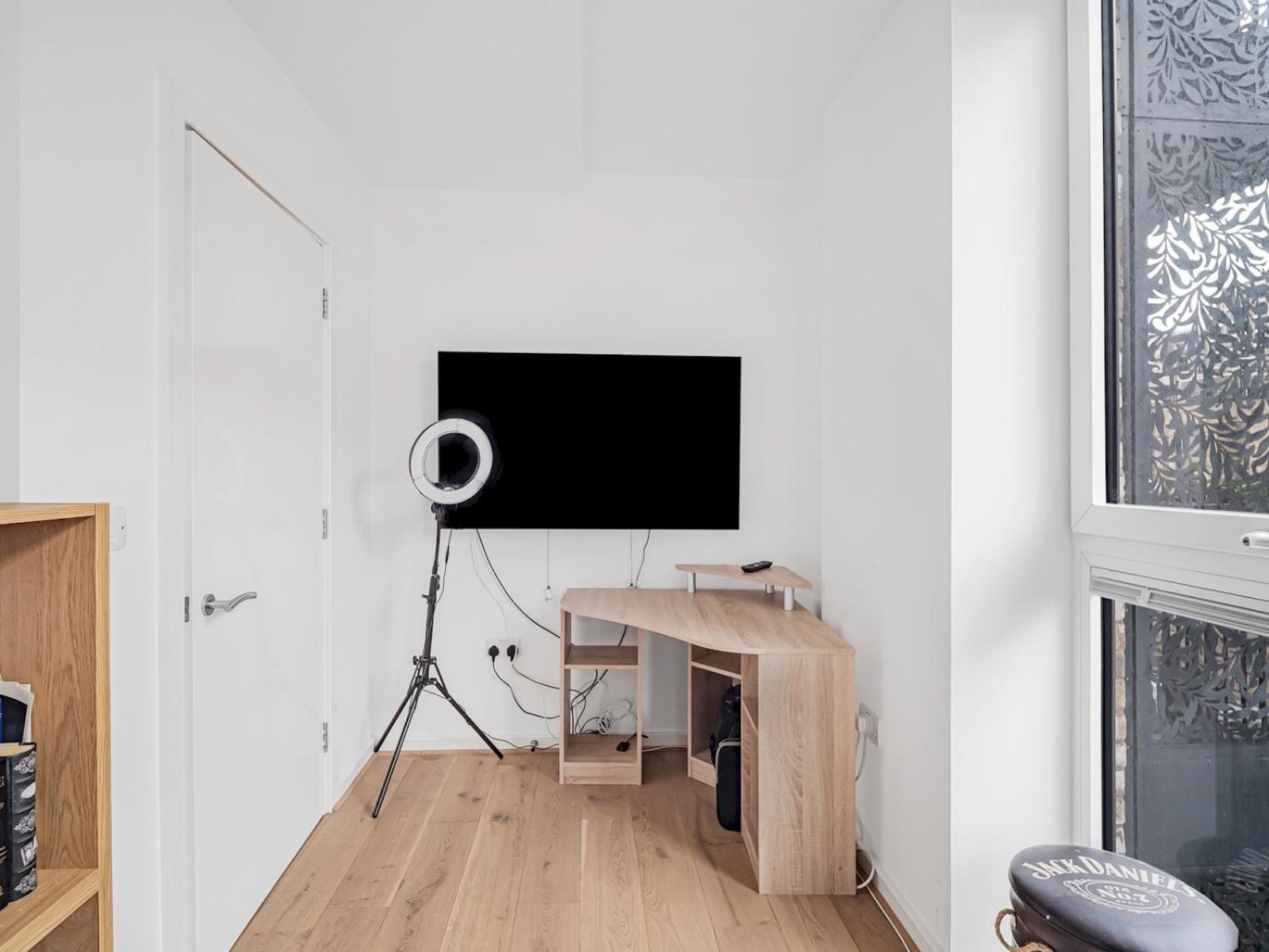 Modern Flat With Balcony Pass The Keys Apartment London