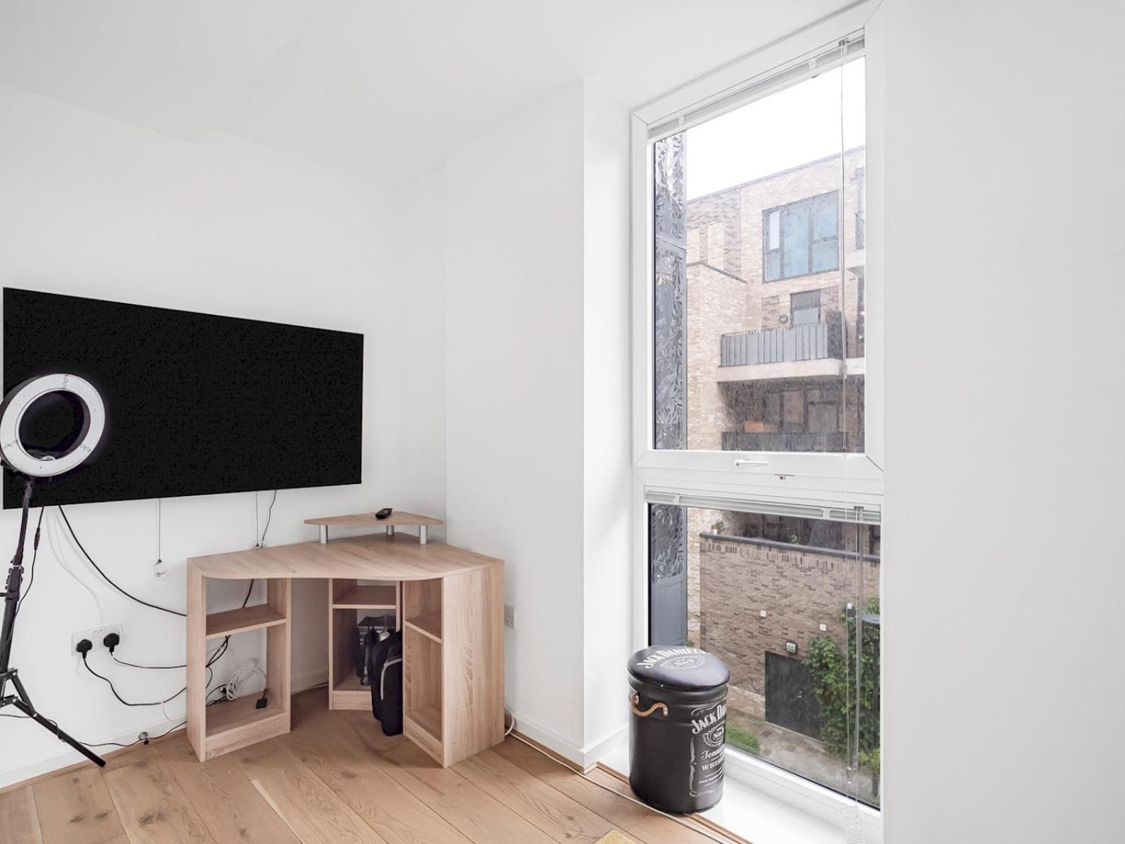 Modern Flat With Balcony Pass The Keys London