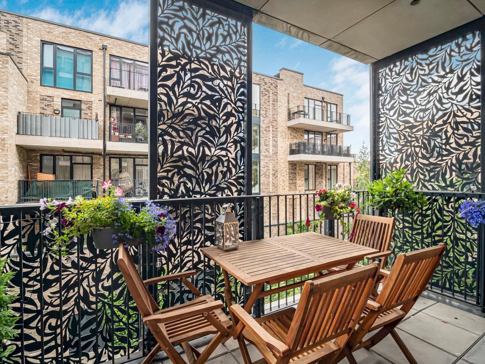 Apartment Modern Flat With Balcony Pass The Keys London