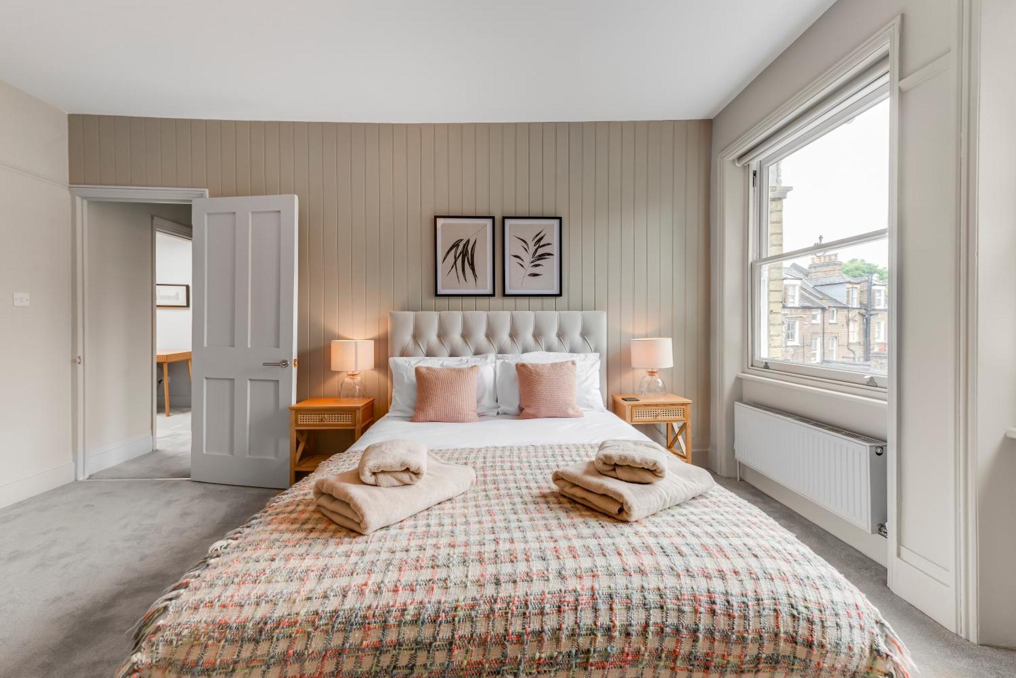 Luxury 3 Bed With Balcony In Kensington Olympia *
