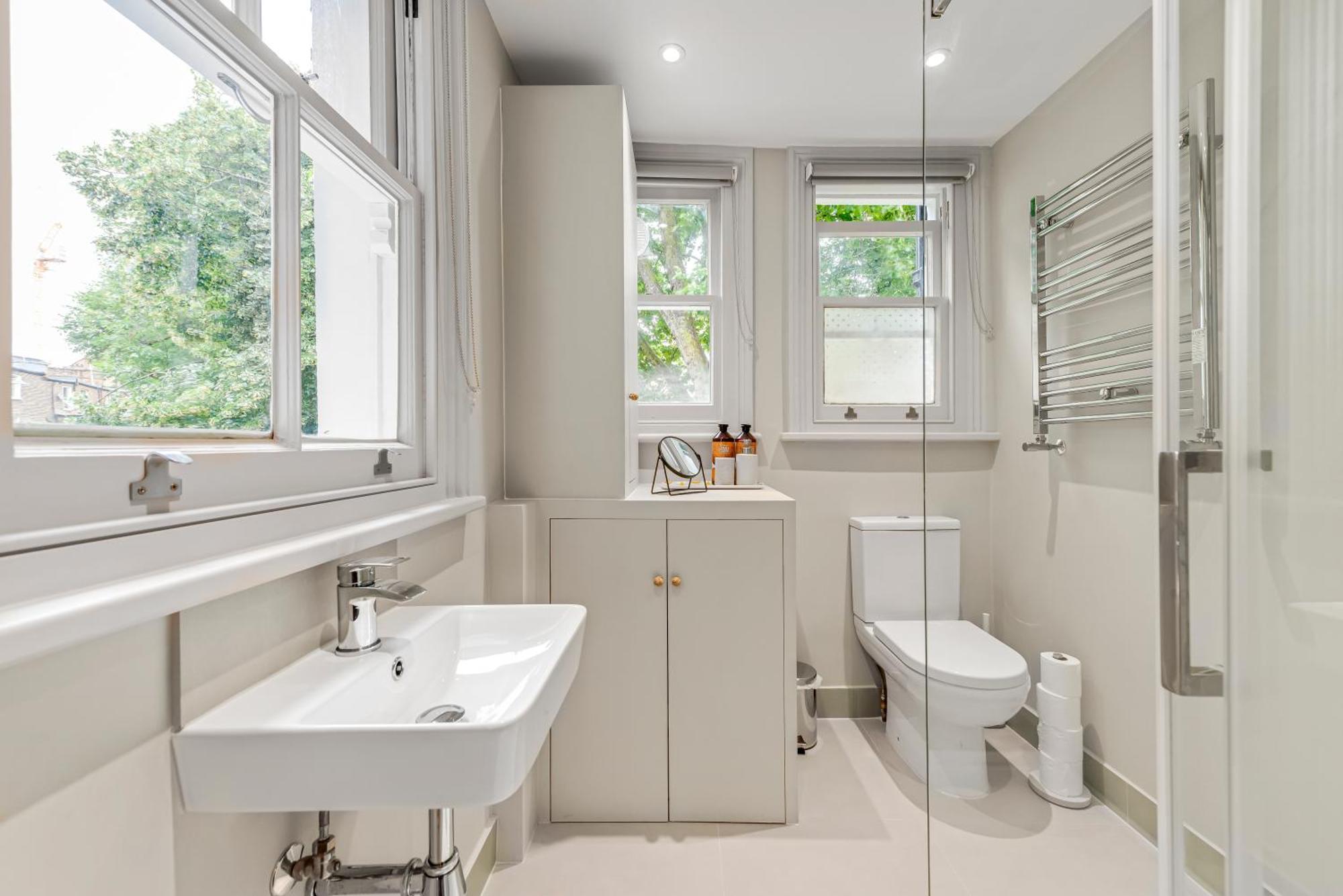 Luxury 3 Bed With Balcony In Kensington Olympia Londen