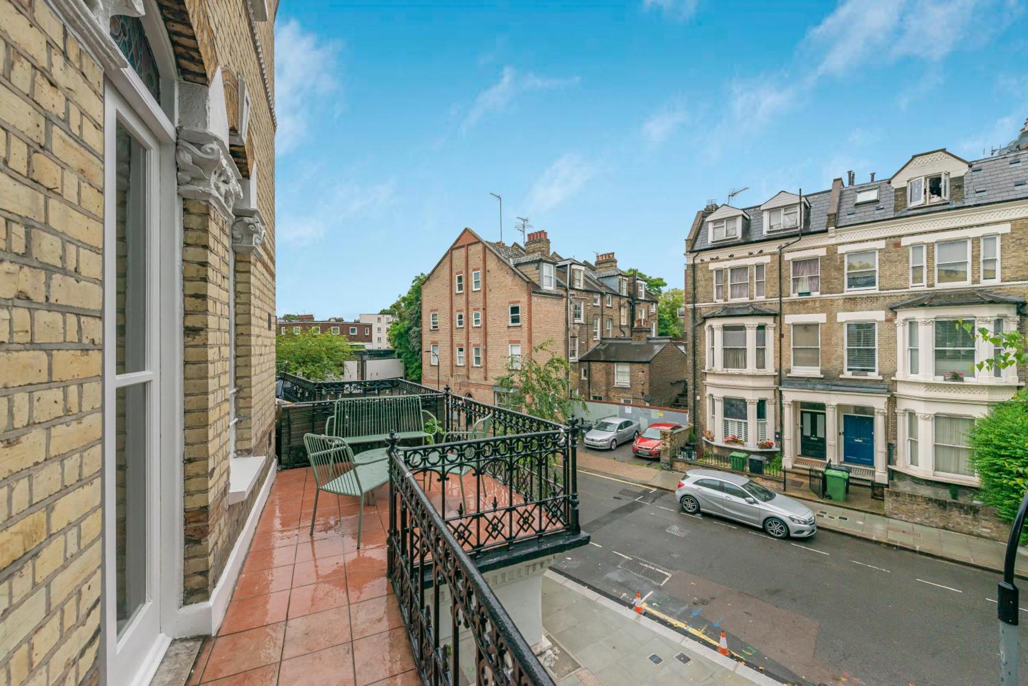 Luxury 3 Bed With Balcony In Kensington Olympia London