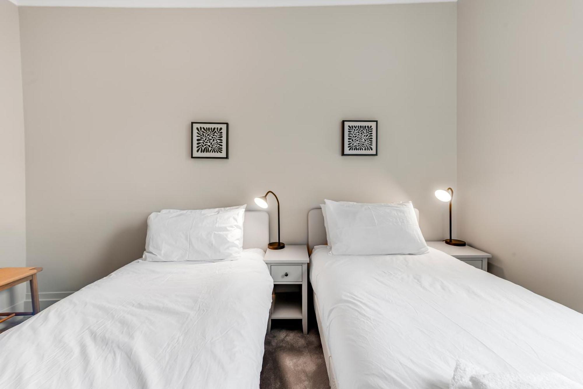 Luxury 3 Bed With Balcony In Kensington Olympia *