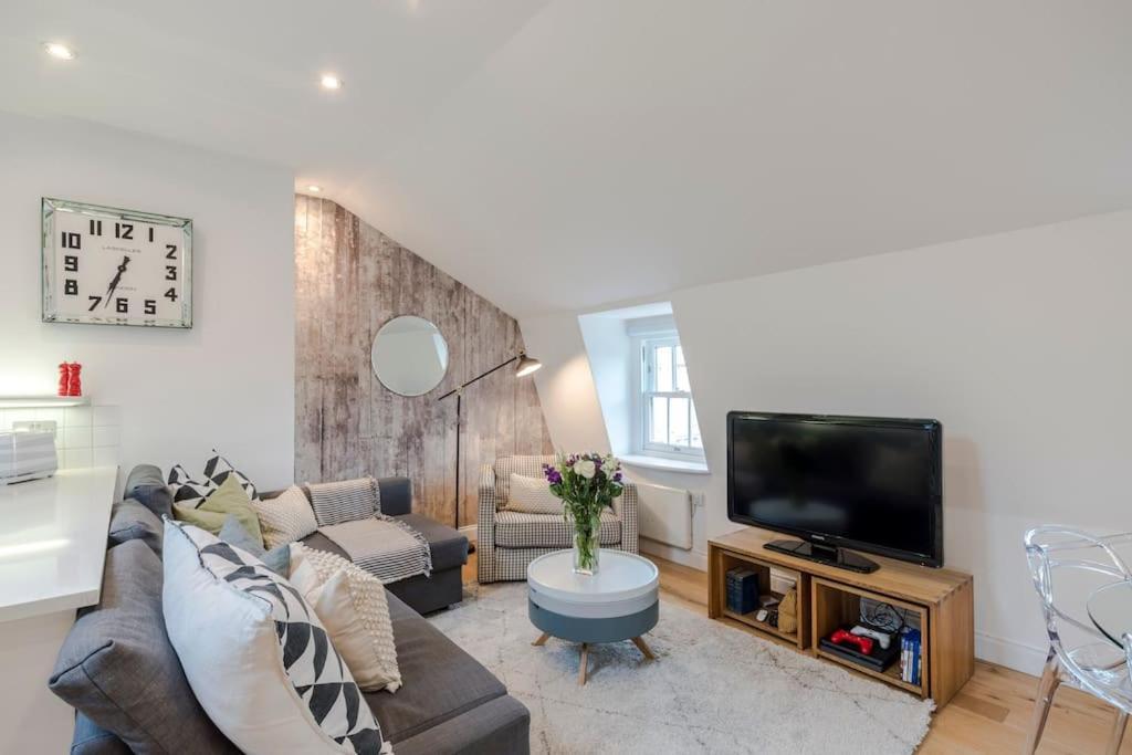 Kings Cross Two Bedroom Penthouse Apartment *