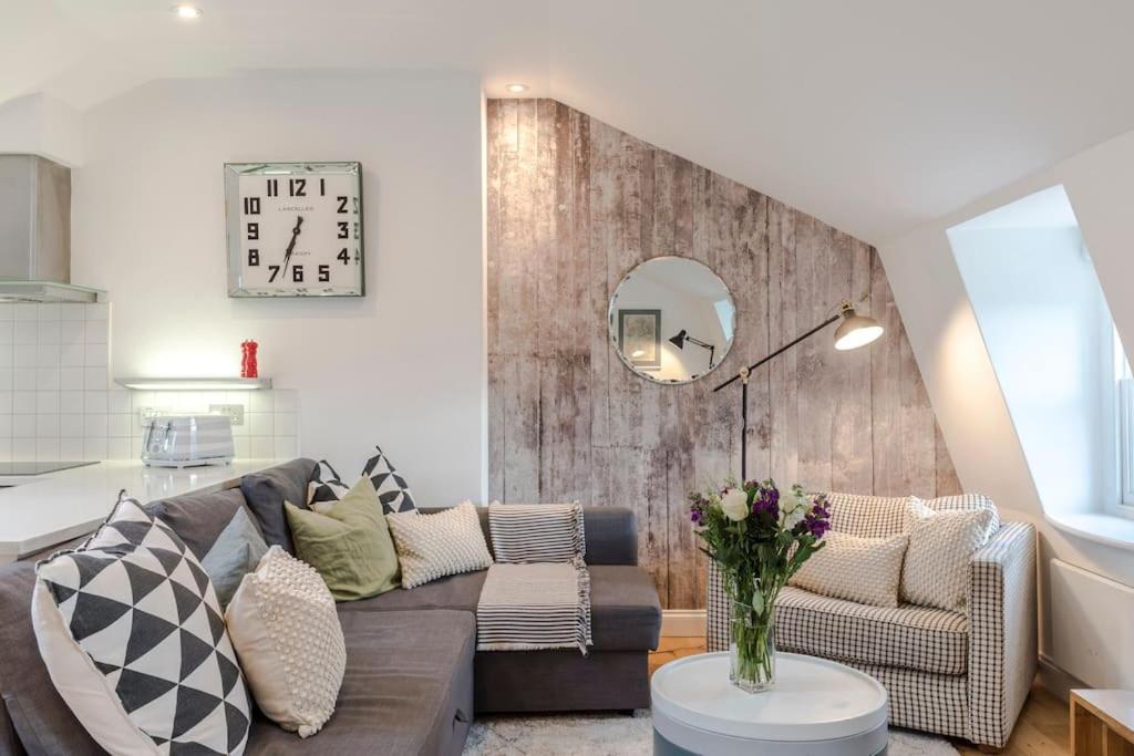 Kings Cross Two Bedroom Penthouse Apartment *