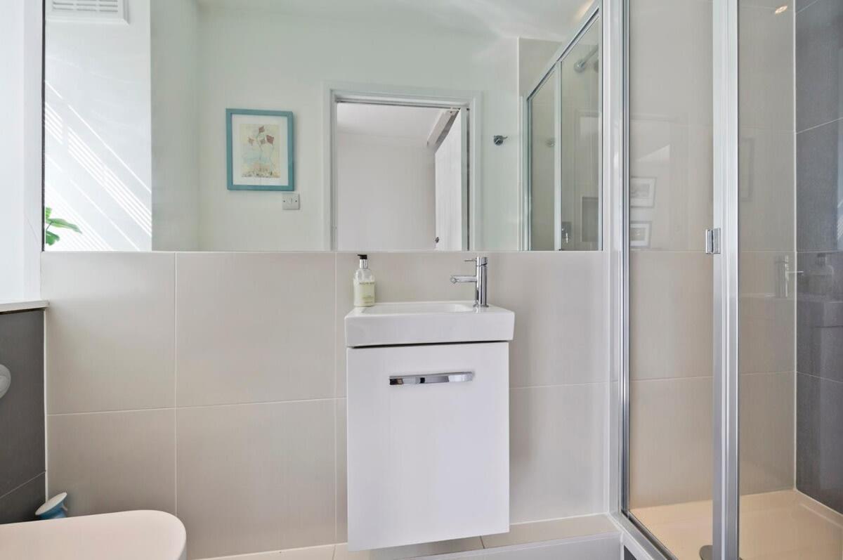 Leafy Earls Court 3 Bed Flat *