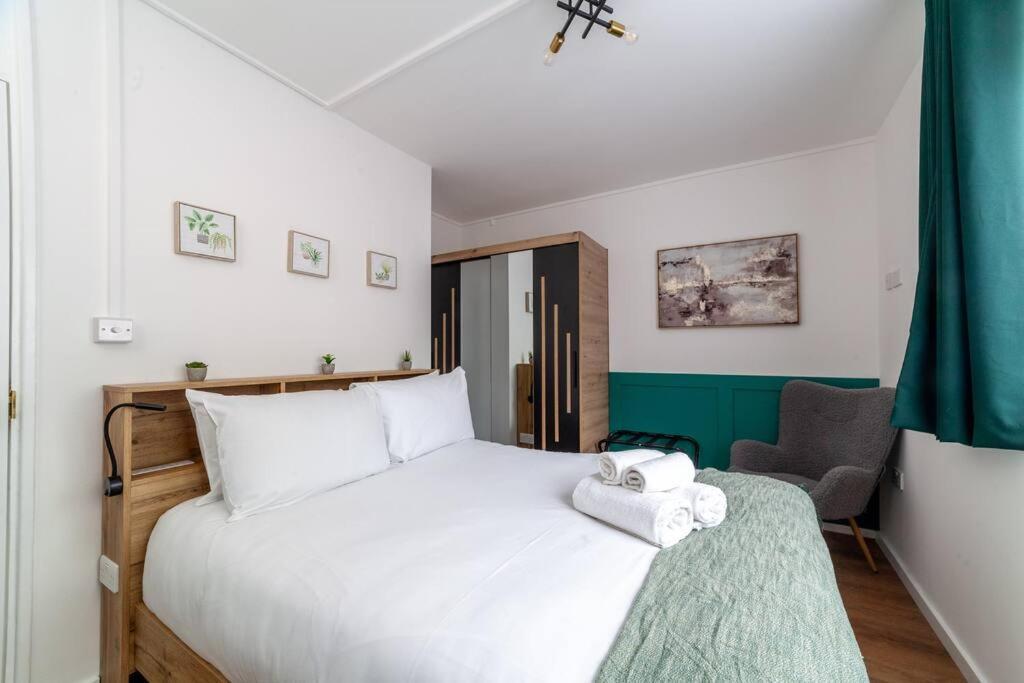 Lux 3-bed With Patio In * London