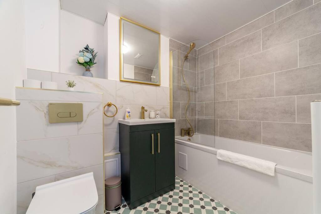 Lux 3-bed With Patio In Apartment