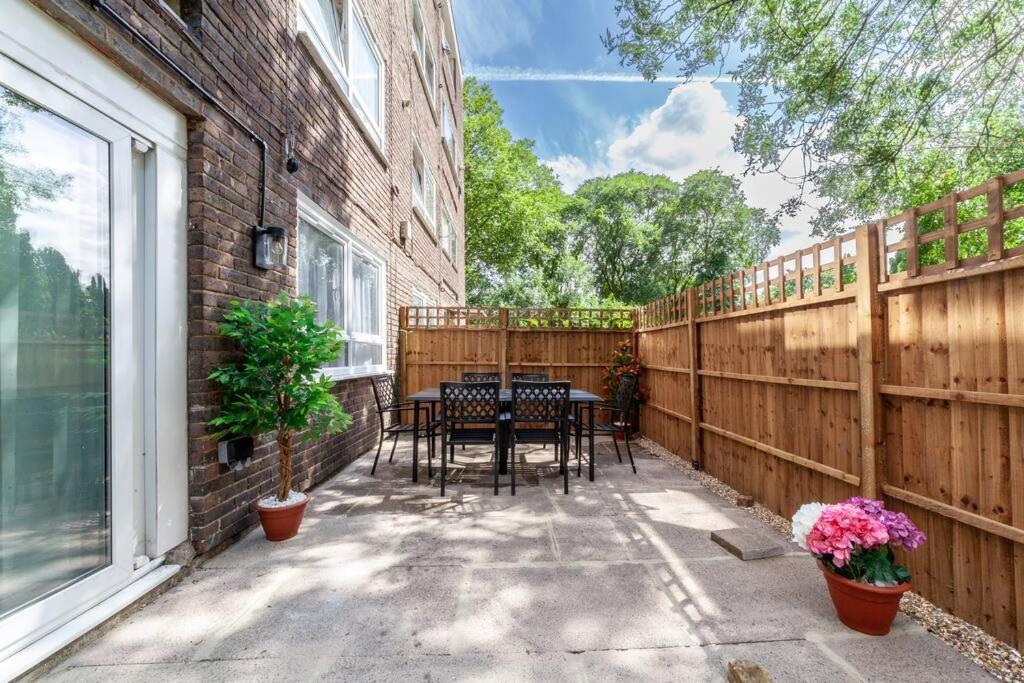 Apartment Lux 3-bed With Patio In London