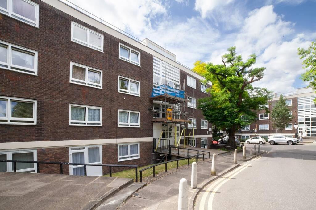 Lux 3-bed With Patio In London