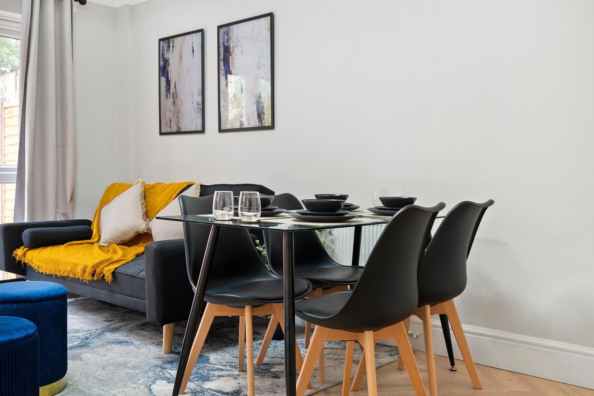 Stylish 3-bedroom Greenwich 2 Bath Pad & Free Parking