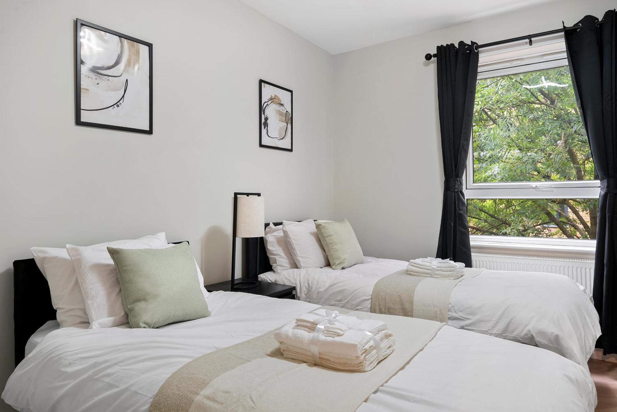 Stylish 3-bedroom Greenwich 2 Bath Pad & Free Parking Apartment London