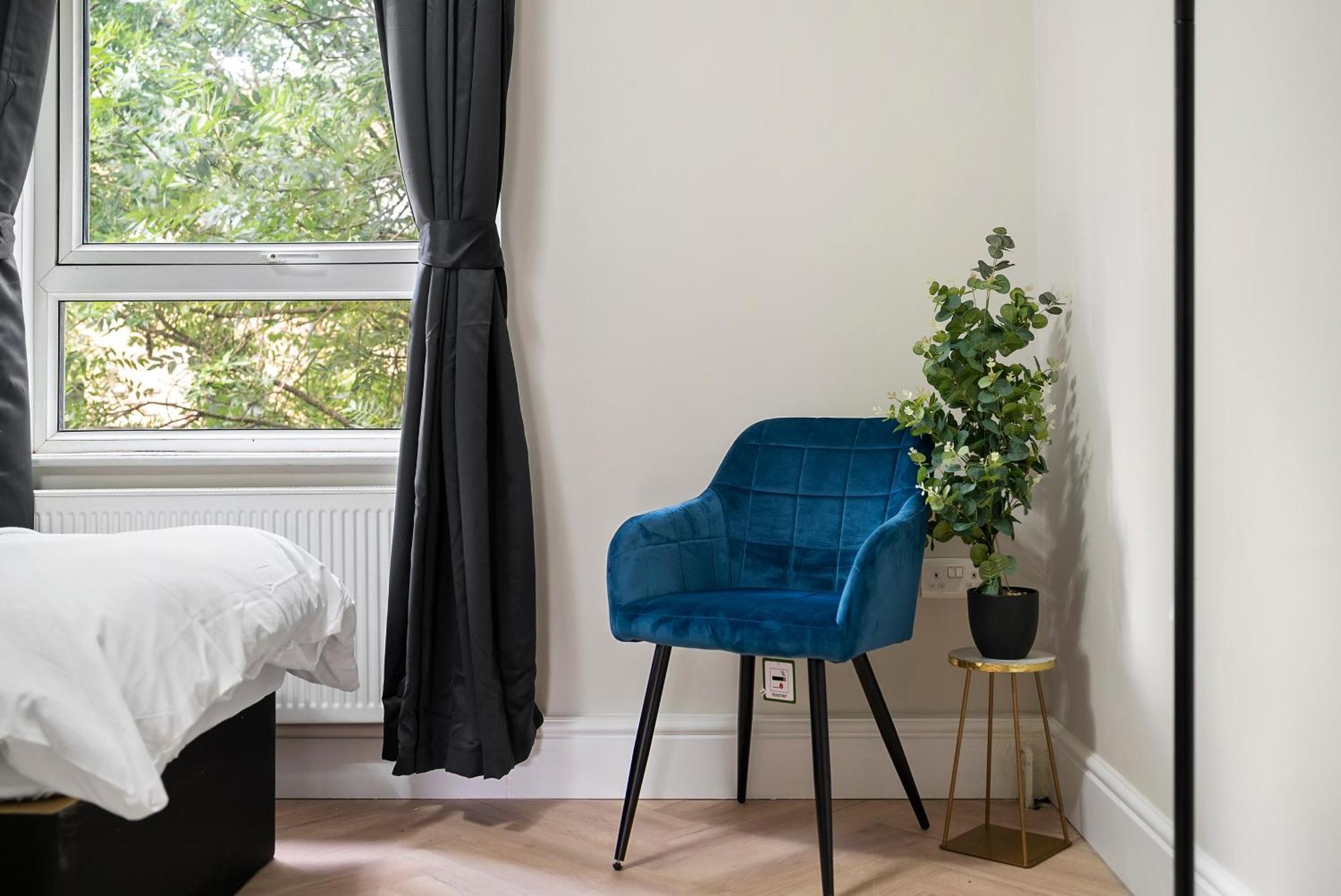 Stylish 3-bedroom Greenwich 2 Bath Pad & Free Parking Apartment